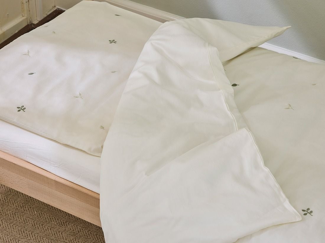 Kinderbettwäsche Baumwollsatin Warm White Botanical
